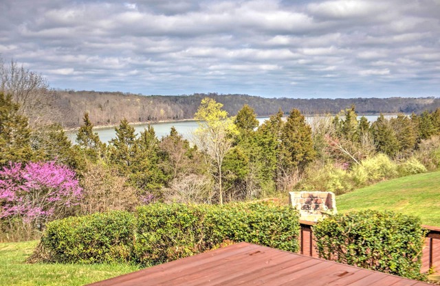 Casa Monticello en 2+ acres con vista al lago Cumberland