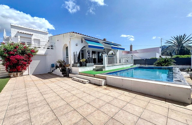 Montsia 19 - Casa con piscina privada, Roses