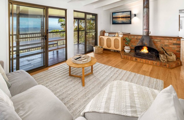 Montville Retreat With Hinterland & Coastal Views
