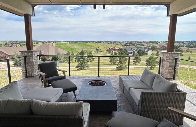 Monument Majesty - Luxury Home w/Mountain ViewsnSpacious 4-bedroom modern house