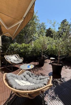 Monvi Luxury Suites near Bačvice beach and old town