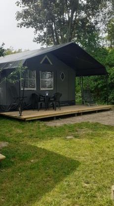 Mooie ruime 4 persoons glampingtent op kleine rustige camping