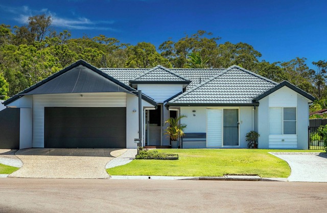 Mooloolaba/Mnt Creek beachy family home with pool