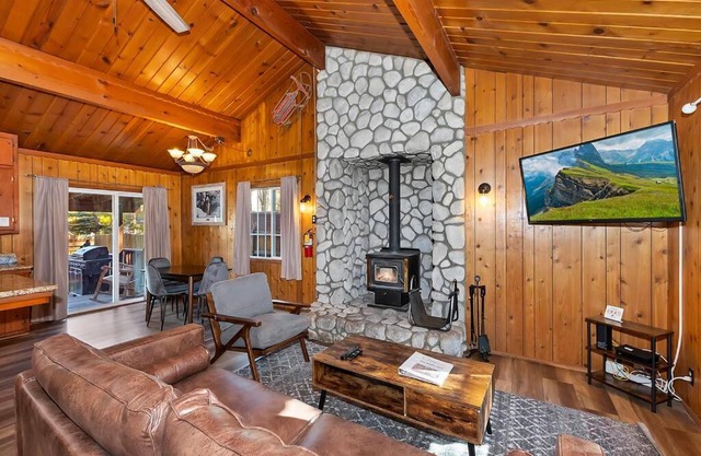 Moon Sight Serene Big Bear Lake Cabin with Hot Tub