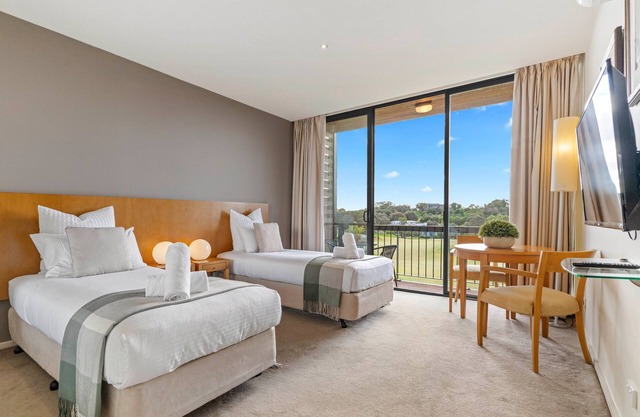 Moonah Links Apartment 23 - Fairway Views, Golf, Hot Springs