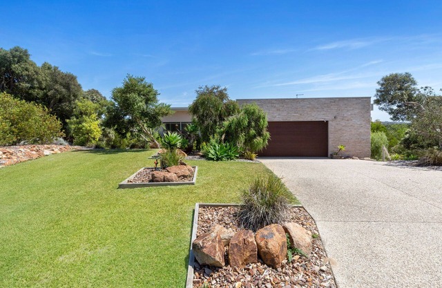 Moonah Views Luxury Getaway with Jacuzzi