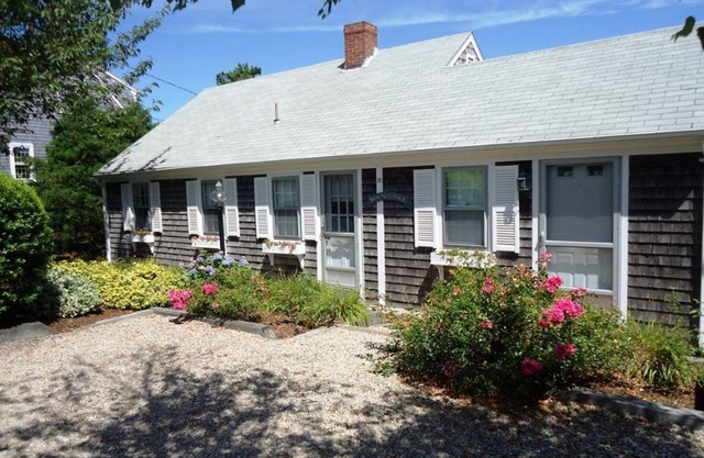 Mooncusser Cottage on Taylor's Pond!