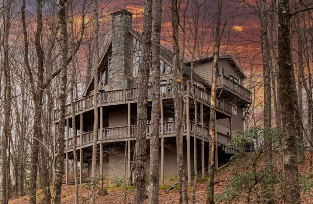 Moondust Lodge - Sleeps 8 - Wrap Around Porch - Community Pool