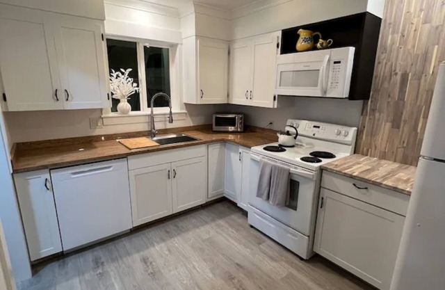 MoonFall- King Coastal Suite, Enjoy clean comfort for Couples getaway!
