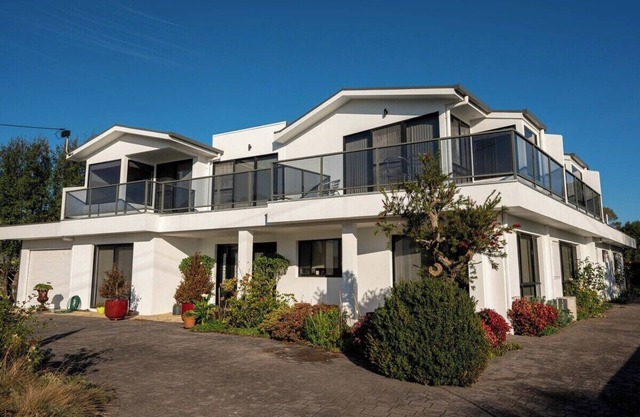Moonlight Bay and Gallery Ocean View Suites #1