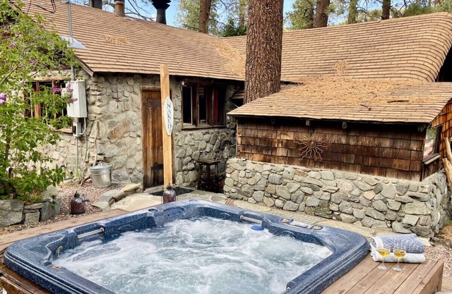 Moonlight Retreat|Hot Tub, Fireplace, Walk to Village