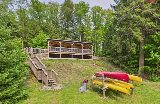 Moonlight Ridge-Cabin on 16 Mile Lake, Quiet Setting, Kayaks & Canoe