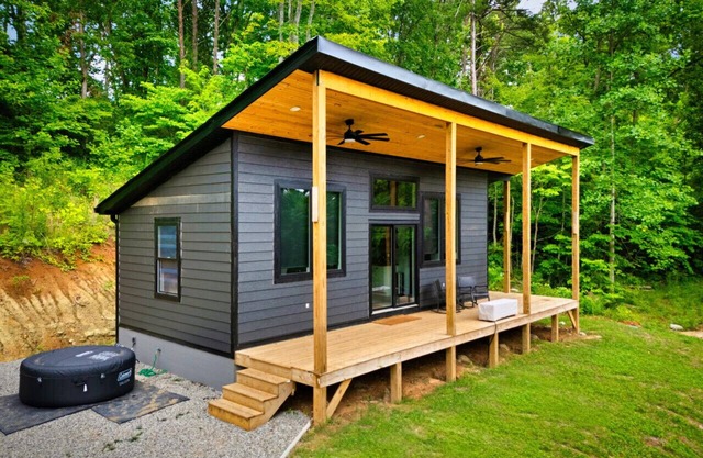 Hot Tub + Fire Pit | Dog Friendly Fun | Big Porch
