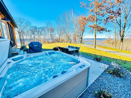 Moonlight Ridge sleeps 8 hot tub