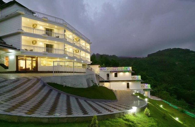 Moonline Resort