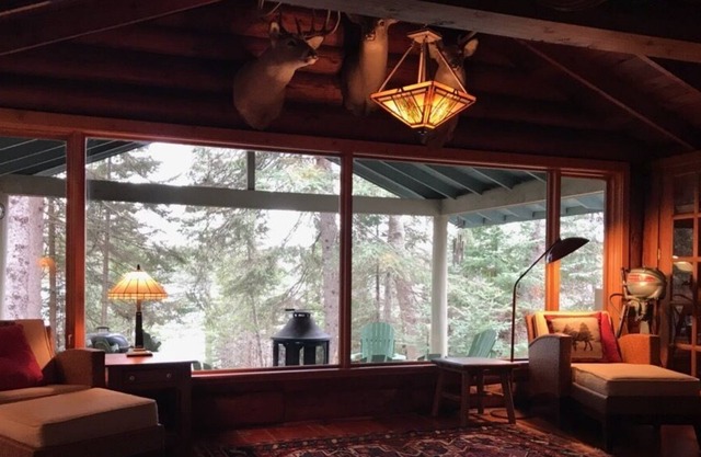 Moonlit Bay, un refugio de cabañas de madera vintage en el bosque del norte de Minnesota.