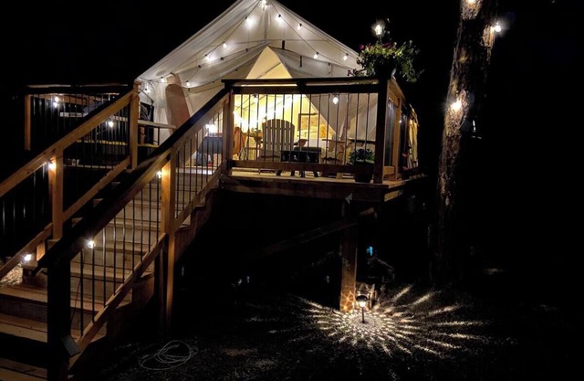 “Moonshine Hideaway” KING BED/Outdoor Shower