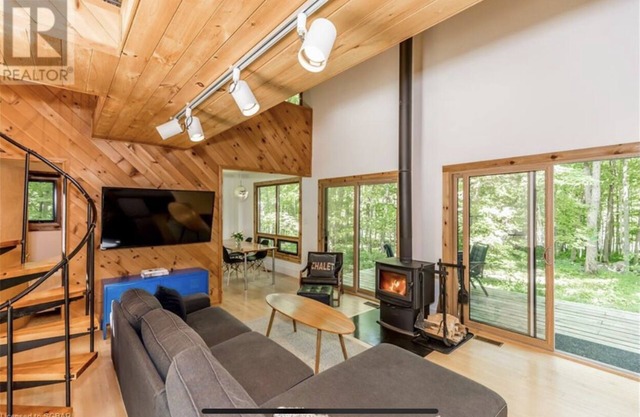 Moonstone Chalet: Your perfect city escape! With Hot tub
