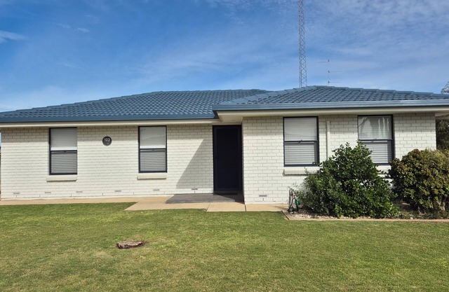 Moonta Bay Escape - 5 min walk to Beach, Jetty and Splash Town.