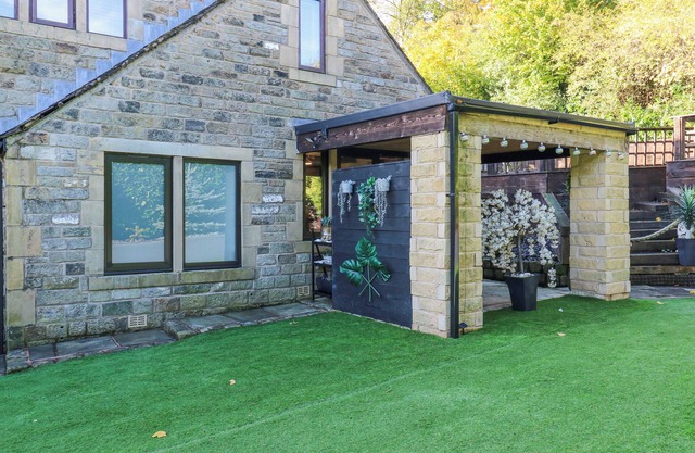MOOR COTTAGE, character holiday cottage, with a garden in Uppermill