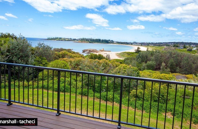 Moorhead beach house: Spectacular beach and wetland views