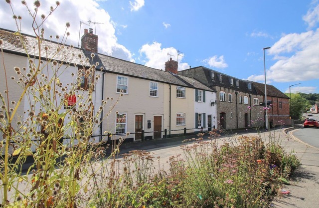 MOORHEN COTTAGE, with open fire in Ludlow