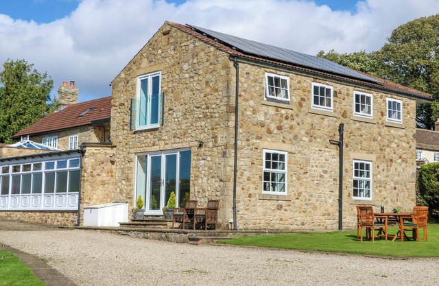 MOORHEN HOUSE, family friendly, with pool in Patrick Brompton