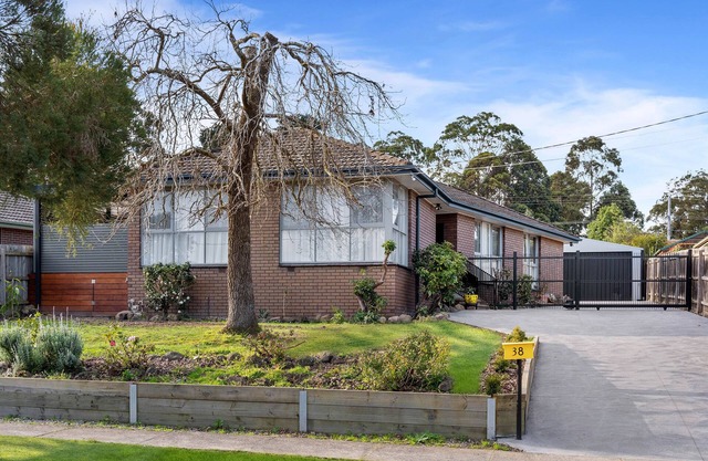 Mooroolbark Pet Friendly 4 Bedroom House - large garden, free parking