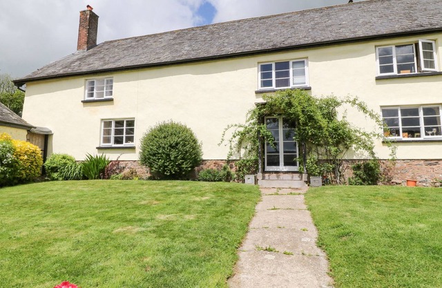 MOORTOWN COTTAGE, pet friendly, with open fire in Rackenford