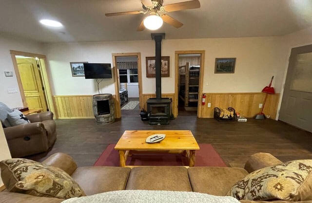 Grizzly Cabin - Near Yellowstone & National Forest - Private Hot Tub