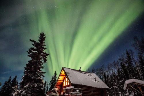 Moose Mountain Cabin- Cozy retreat with aurora views