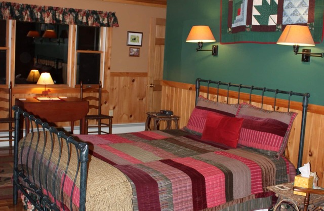 Habitación Moose | Frente al mar | Adirondack en Kiwassa Lake Bed & Breakfast