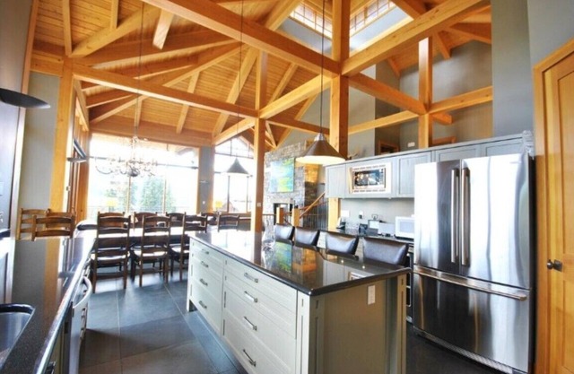 Moosehead Lodge: Stunning 4 bdrm/4 bath chalet. Ski in/ski out, private Hot Tub