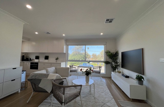 Mordialloc Fully Renovated Beachfront Oasis: Right across from the beach!