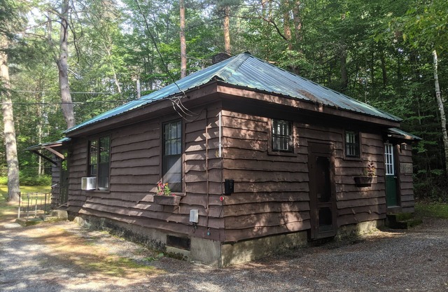 Moreno's Cottages Cabin #10 -2 Bed/2 Bath Adirondack 4 season Cabin in the pines
