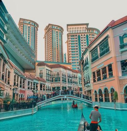 Morgan Suite BGC across5 Venice Canal Mall free Pool gym