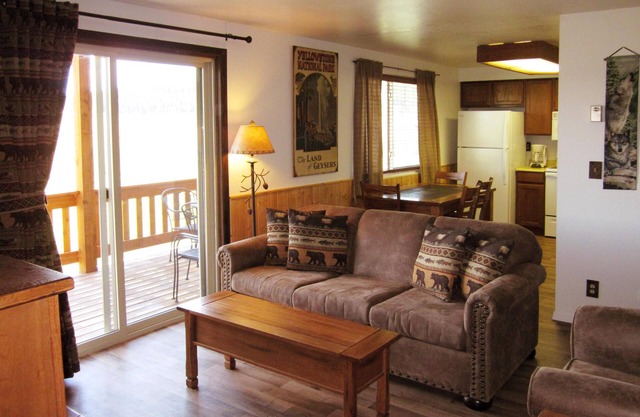 Morning Glory-comfortable Yellowstone retreat; just minutes from YNP West Gate