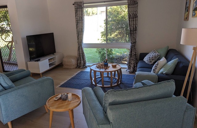 Mornington 2 Bedroom Getaway- short stroll to beach, cafes and shops.