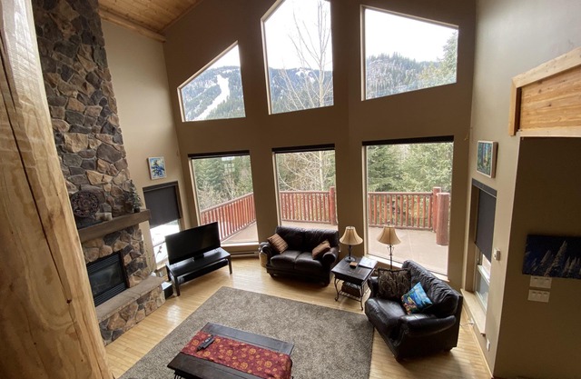 Morrisey Chalet At Sun Peaks: Casa de montaña impresionante en un entorno tranquilo.
