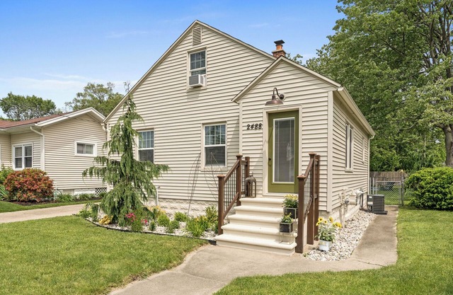 Morton 2 -Relax by Lake Michigan, 3 bedroom, pets, fenced yard, Beaches, Fishing