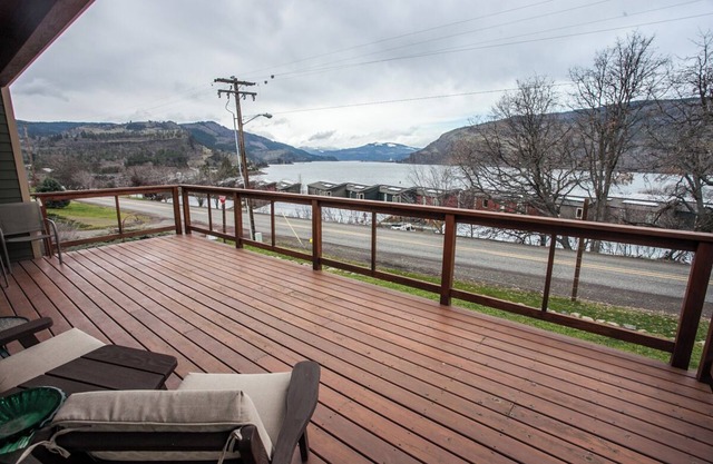 Mosier River View- 2 Bedrooms, 1.5 Bathrooms - Sweeping Panoramas