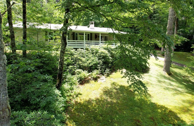 Moss Hill Cottage Elegancia de montaña todo envuelto en esta cabaña de baño 2BR / 2