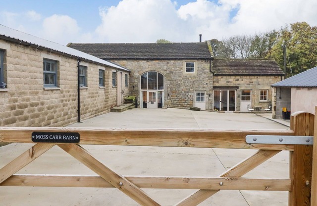 MOSSCARR BARN, pet friendly, luxury holiday cottage in Pateley Bridge
