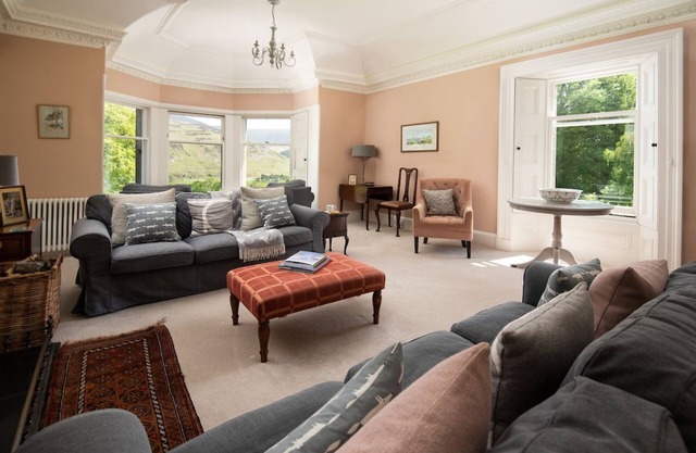 MOSSFENNAN HOUSE & ANNEXE - village of Broughton 3 miles, Peebles 14 miles.