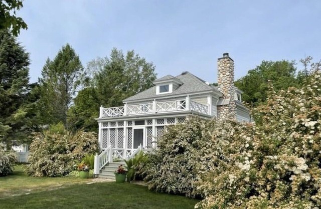 Mosswood Cottage, Main St. Leland, Weekly Rental, Walk to Fishtown, Beach, Shops