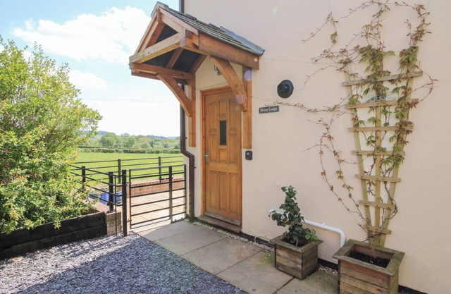 MOSSY LODGE, pet friendly, character holiday cottage in Minsterley
