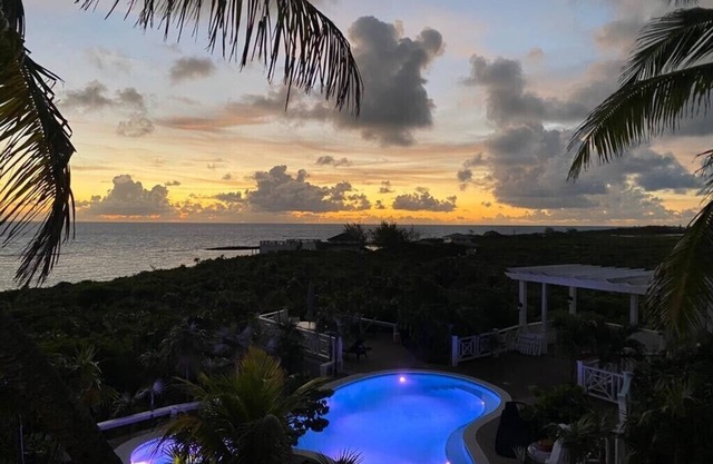 Most Luxurious Beachfront 6500 soft Estate w/ pool, jacuzzi and Kayaks.