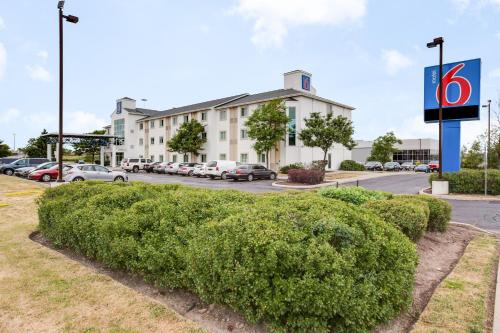 Motel 6-Brampton, ON - Toronto