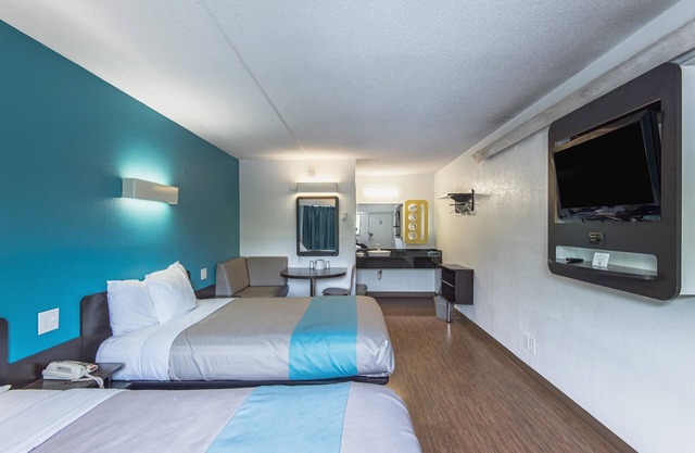 Motel 6 Overland Park, KS