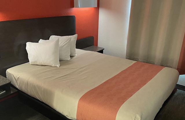Motel 6 Saskatoon, SK